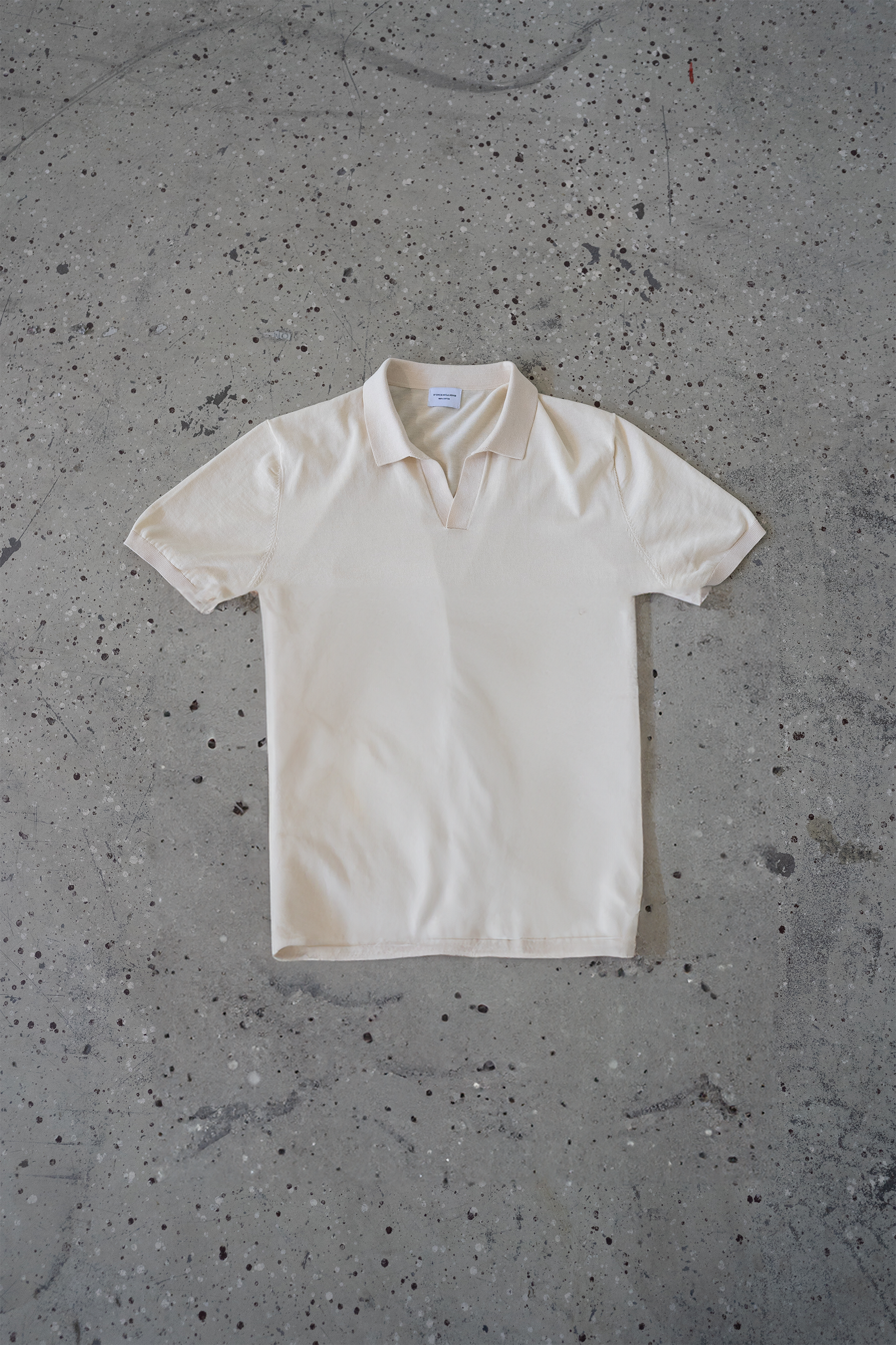 Donce de la Sense pique short-sleeved shirt, lightweight and breathable, ideal for staying cool in warmer weather.
